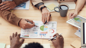 https://www.pexels.com/id-id/foto/orang-mendiskusikan-tentang-grafik-dan-tarif-3184292/