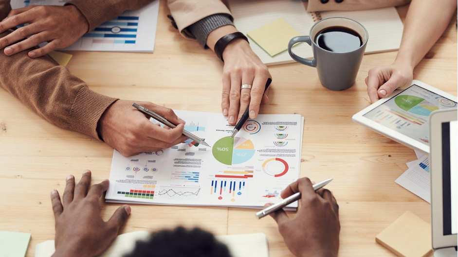 https://www.pexels.com/id-id/foto/orang-mendiskusikan-tentang-grafik-dan-tarif-3184292/