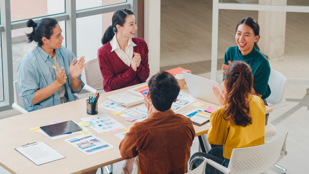 Branding produk yang baik merupakan kunci penting dalam keberhasilan strategi marketing. Terutama bagi Anda yang berbisnis di area Jabodetabek, banyaknya brand yang ada menuntut Anda untuk memikirkan strategi yang tepat agar bisa unggul dari kompetitor. Untuk mewujudkan hal tersebut, Anda bisa bekerja sama dengan digital agency Jakarta. Kabar baiknya, terdapat cukup banyak agency digital Jakarta yang bisa dipilih. Namun, belum tentu semuanya cocok dengan bisnis atau kebutuhan branding Anda. Karenanya, pastikan Anda memilih agency Jakarta yang tepat. Bagaimana caranya? 1. Pahami dulu kebutuhan Anda Sebelum memilih agency digital marketing Jakarta, pastikan Anda sudah lebih dulu memahami kebutuhan perusahaan. Terkait dengan digital marketing, sebetulnya apa yang dibutuhkan oleh perusahaan Anda? Mengetahui hal ini sangatlah penting karena akan berpengaruh terhadap pemilihan digital agency Jakarta. Misalnya, jika ternyata perusahaan Anda belum pernah menerapkan digital marketing sama sekali sebelumnya, maka Anda butuh jasa agency Jakarta yang mampu memberikan layanan menyeluruh. Namun, apabila Anda hanya butuh digital marketing untuk fokus pada satu atau dua platform saja, maka bisa memilih agency Jakarta yang memiliki spesialisasi pada bidang tersebut. 2. Cek website kandidat digital agency Sudah mengidentifikasi kebutuhan Anda? Kini saatnya membuat daftar berisi kandidat calon agency digital marketing Jakarta yang akan Anda ajak bekerja sama. Dari sini, Anda bisa mengecek website mereka satu per satu. Idealnya, agency Jakarta yang profesional pasti memiliki website dengan konten up-to-date. Pada website inilah mereka biasanya mencantumkan berbagai layanan digital marketing yang ditawarkan. Nah, Anda dapat mengecek apakah mereka memiliki layanan yang sesuai kebutuhan perusahaan Anda. Selain itu, dari hal tersebut, bisa ditentukan pula apakah mereka dapat mempromosikan brand Anda dengan baik seperti mereka mempromosikan agency mereka sendiri. 3. Bersedia memberikan portofolio Cara selanjutnya adalah memastikan bahwa agency Jakarta yang dihubungi bersedia memberikan portofolio perusahaan. Dari portofolio tersebut, bisa dilihat rekam jejak perusahaan dan klien yang pernah menggunakan jasa mereka. Agency dengan rekam jejak baik dengan klien perusahaan ternama tentunya memiliki nilai lebih yang dapat dijadikan pertimbangan. Portofolio juga menjadi tempat agency memperlihatkan hasil strategi marketing yang mereka rancang untuk memenuhi kebutuhan klien. Dengan begitu, Anda juga bisa menentukan apakah kebutuhan Anda dapat dipenuhi dengan baik oleh digital agency tersebut. 4. Cari referensi dari orang yang Anda kenal Anda juga dapat mengetahui informasi terkait agency Jakarta terbaik melalui teman atau rekan bisnis yang pernah menggunakan jasa digital agency tersebut. Cobalah tanyakan layanan, rekam jejak, hingga harga service yang mereka berikan. Sehingga, hal tersebut dapat menjadi pertimbangan sebelum Anda bekerja sama dengan digital agency Jakarta. 5. Terdiri dari tim profesional dan berpengalaman Jangan lupa mencari tahu mengenai tim yang bekerja di agency tersebut. Digital agency marketing Jakarta yang profesional tentu idealnya memiliki tim ahli dan berpengalaman di bidangnya. Sejumlah posisi krusial mulai dari SEO specialist, content writer, hingga digital marketing specialist, semuanya merupakan orang-orang dengan pengalaman yang mumpuni. Sehingga, mereka dapat mengeksekusi setiap strategi yang telah dirancang untuk memenuhi kebutuhan perusahaan Anda. 6. Memiliki layanan yang menyeluruh Pastikan juga bahwa agency Jakarta yang Anda akan pilih memiliki layanan digital marketing menyeluruh, terutama jika kebutuhan Anda memang cukup banyak. Dengan begitu, segala strategi marketing yang akan dibutuhkan untuk memenuhi kebutuhan perusahaan dapat dirancang dan dieksekusi dengan baik. 7. Cari tahu teknologi yang biasanya dipakai Saat masa â€œPDKTâ€ dengan calon agency Jakarta yang akan Anda ajak kerja sama, tidak ada salahnya menanyakan tentang teknologi yang mereka gunakan; tools apa yang biasanya mereka pakai untuk melacak kesuksesan digital campaign? Sehari-harinya, bagaimana mereka membagi tugas harian? Untuk desain, software apa yang digunakan? Nah, dari berbagai pertanyaan tersebut, Anda bisa tahu apakah digital agency tersebut cukup tech-savvy dan mahir dalam mengoperasikan berbagai tools untuk mendukung keberhasilan digital marketing Anda. 8. Pelajari model bisnis yang ditawarkan Last but not least, pelajari juga model bisnis yang ditawarkan agency Jakarta. Hal itu harus dilakukan karena setiap digital agency memiliki model bisnis yang berbeda, seperti penerapan biaya pengerjaan proyek berdasarkan jam kerja atau per proyek. Hal tersebut dapat Anda jadikan pertimbangan, terutama saat penyusunan bujet. Dengan mengetahui hal-hal tersebut, kini Anda tahu harus melakukan apa sebelum memilih sebuah digital agency untuk mendukung digital marketing perusahaan. IDEOWORKS bisa menjadi agency digital Jakarta yang Anda cari untuk memenuhi kebutuhan terkait marketing di ranah digital. Selain layanan marketing yang lengkap, IDEOWORKS juga sudah berpengalaman menangani klien ternama dengan portofolio ciamik. Tunggu apa lagi, segera konsultasikan kebutuhan digital marketing perusahaan Anda bersama IDEOWORKS di sini! Referensi: https://tomojikan.com/digital-agency-terbaik/#7_Memahami_Sistem_atau_Model_Bisnis_yang_Digunakan https://whello.id/tips-digital-marketing/tips-memilih-agensi-digital-marketing/#6_Ketahui_Model_Bisnis_yang_Digunakan https://www.dreambox.id/blog/digital-marketing/cara-memilih-digital-marketing-agency-terbaik/ https://redcomm.co.id/knowledges/tips-memilih-digital-agency-terbaik?readmore=true