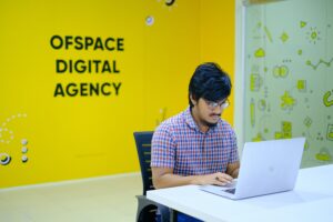 Keberlangsungan sebuah perusahaan atau bisnis sangat bergantung pada hasil penjualan dari marketing yang digunakan. Dengan perkembangan teknologi untuk mendukung digital creative, perusahaan bisa memanfaatkan peluang ini untuk meningkatkan branding mereka. Pengertian digital creative adalah penggunaan alat dan teknologi digital untuk mengeksplorasi ide-ide kreatif, menerapkan pendekatan yang berbeda, dan menemukan cara baru untuk mempromosikan produk dan jasa bisnis Anda. Hal ini mencakup pemotretan, merekam video, atau melakukan sesuatu yang keren ketika presentasi. Creative digital marketing agency yang menawarkan strategi ini dapat memfasilitasi potensi pemilik usaha, apalagi cara ini dapat menjangkau konsumen dengan cepat, mudah, dan murah. Supaya memahami lebih jelas pengertian digital creative dan pengaruhnya untuk bisnis, berikut ini penjelasannya! Memahami Pengertian Digital Creative Agency Dalam praktiknya, ada digital creative agency yang bergerak di bidang pembuatan strategi serta konten kreatif—bisa perusahaan atau perseorangan. Hasil konten kreatif yang dikerjakan akan bisa dipasarkan oleh agensi yang sama, mengingat umumnya jasa creative digital agency Indonesia juga mencakup layanan digital marketing. Inti dari keberadaan agensi semacam ini adalah untuk membantu meningkatkan penjualan suatu bisnis. Orang-orang yang terlibat pun juga tidak sembarangan. Mereka memiliki ilmu dan latar belakang kreatif yang memang dibutuhkan saat membuat konten kreatif, seperti graphic designer, illustrator, videographer, content creator, dan lainnya. Jenis-Jenis Digital Creative Berdasarkan cara kerja dan fokusnya, digital creative agency dibedakan menjadi beberapa jenis berikut ini: - Advertising Agency Agensi periklanan berfokus pada layanan marketing yang akan diiklankan. Jenis agensi digital creative ini akan membantu membuatkan campaign dan isinya sesuai dengan kebutuhan suatu bisnis. Skill yang paling menonjol adalah skill digital marketing supaya campaign benar-benar bisa tepat sasaran dan memberikan hasil yang diinginkan. - Design Agency Bisa juga disebut dengan branding agency, agensi ini berfokus untuk meningkatkan branding suatu bisnis. Mulai dari mendesain logo, menentukan moto, hingga voice tone produk atau jasa dapat dikerjakan oleh jenis agensi ini. Tim design agency akan mengerjakan pembuatan dan pengembangan brand jika diperlukan. - Digital Agency Jenis selanjutnya merujuk pada agensi penyedia jasa marketing dan kreatif. Umumnya, jasa yang ditawarkan berupa SEO, SEM, web design and development, dan banyak lagi. Orang-orang yang bekerja di sini biasanya memiliki keahlian UI/UX, copywriting, web design, dan skill lainnya yang berhubungan. - Consulting Agency Sedikit berbeda dari ketiga jenis sebelumnya, consulting agency biasanya tidak menjalankan ide marketing kreatif. Sebagai konsultan, pemilik bisnis bisa berdiskusi mengenai strategi marketing yang ingin digunakan. Pihak agensi akan memastikan bahwa strategi yang dipilih memang sesuai dengan kebutuhan bisnis, kemudian advertising agency akan mengeksekusi strategi tersebut. Apa Saja Layanan yang Disediakan Digital Creative Agency? Strategize — Membuat strategi bisnis yang tepat untuk mencapai tujuan perusahaan. Creative Communication — Creative digital marketing agency membantu implementasi ide-ide kreatif ke dalam konten yang akan dipromosikan. Amplify — Konten yang sudah dibuat akan didistribusikan ke media-media dan platform yang tepat. Listening — Melakukan dan menganalisis campaign yang sedang berjalan. Engage — Digital creative agency akan terus memantau campaign untuk memastikan target audiens dan KPI tercapai. Manfaat Menggunakan Jasa Digital Creative Tak hanya sekedar untuk membantu dalam hal pembuatan konten kreatif dan digital marketing, masih ada banyak manfaat lain yang bisa Anda dapatkan jika menyewa jasa agensi digital, yaitu: - Memberi perspektif berbeda Sebagai profesional yang terlatih di bidang ini, creative digital marketing agency dapat memberikan masukan serta sudut pandang baru mengenai campaign atau strategi marketing yang hendak dilakukan. Nantinya, campaign akan berjalan dengan lebih maksimal. - Pengelolaan aset digital Video, foto, ataupun audio yang dimiliki perusahaan dan berkaitan dengan brand mereka adalah aset digital yang tidak boleh jatuh ke tangan yang salah. Dengan bantuan creative digital agency Indonesia, Anda tak perlu pusing mengurus serta merapikan semua aset yang Anda punya. - Scale Up bisnis Karena juga bekerja sebagai agensi yang mengurus digital marketing, tugas digital creative agency adalah memastikan bahwa perusahaan mengalami pertumbuhan dan peningkatan sesuai yang diinginkan. - Meningkatkan brand Selain untuk scale up bisnis, agensi juga akan membantu meningkatkan brand perusahaan. Hal ini bisa dilakukan dari sisi brand identity, connection, maupun visualnya. Bagi Anda yang tinggal di Indonesia, ada banyak creative digital agency Jakarta yang bisa dipilih. Lakukan riset terlebih dahulu sebelum memutuskan untuk bekerja dengan suatu agensi. Rekomendasi creative digital agency yang terpercaya dan berpengalaman adalah IDEOWORKS. Dipercaya oleh lebih dari 3.000 perusahaan selama lebih dari 10 tahun, IDEOWORKS adalah sebuah integrated digital agency yang menawarkan layanan digital menyeluruh untuk bisnis Anda. Hubungi kami sekarang juga dan temukan layanan yang sesuai dengan kebutuhan Anda!