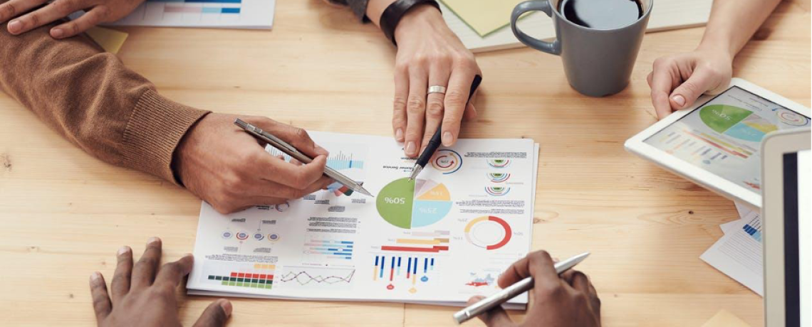 https://www.pexels.com/id-id/foto/orang-mendiskusikan-tentang-grafik-dan-tarif-3184292/